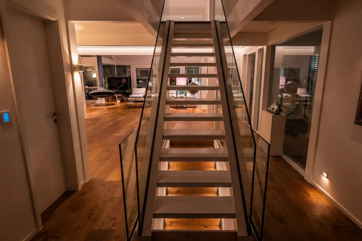 Treppe mit Glasgeländer ohne das Lichtkonzept