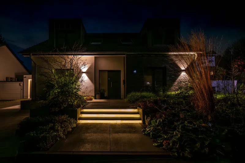 Exterior: Garten, Fassade und Wege, Lichtlösung im Projekt Design Interior