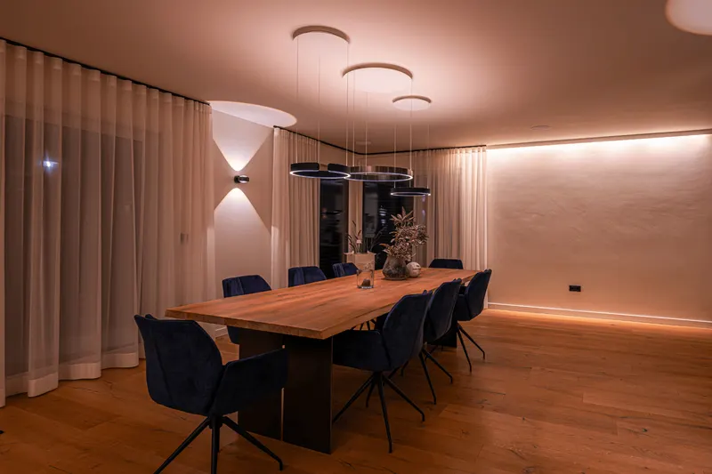 Interior: Wohnzimmer, Esszimmer und Kamin, Lichtlösung im Projekt Design Interior