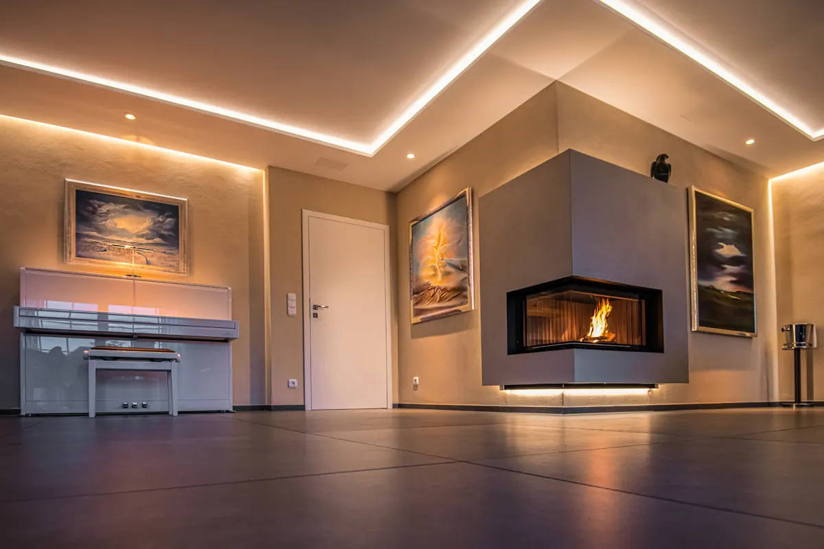 Wohnzimmer mit Kamin und Klavier mit dem Lichtkonzept von Moreno