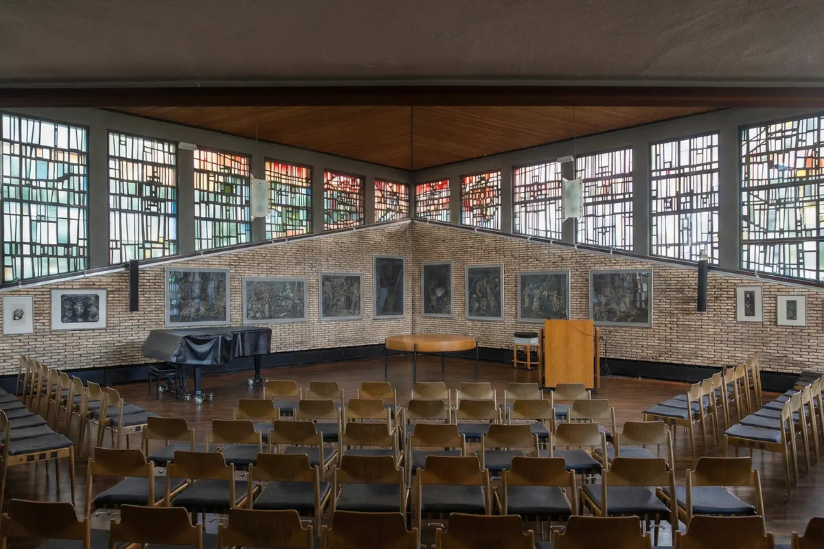 Kirchenraum mit Fensterfront ohne das Lichtkonzept