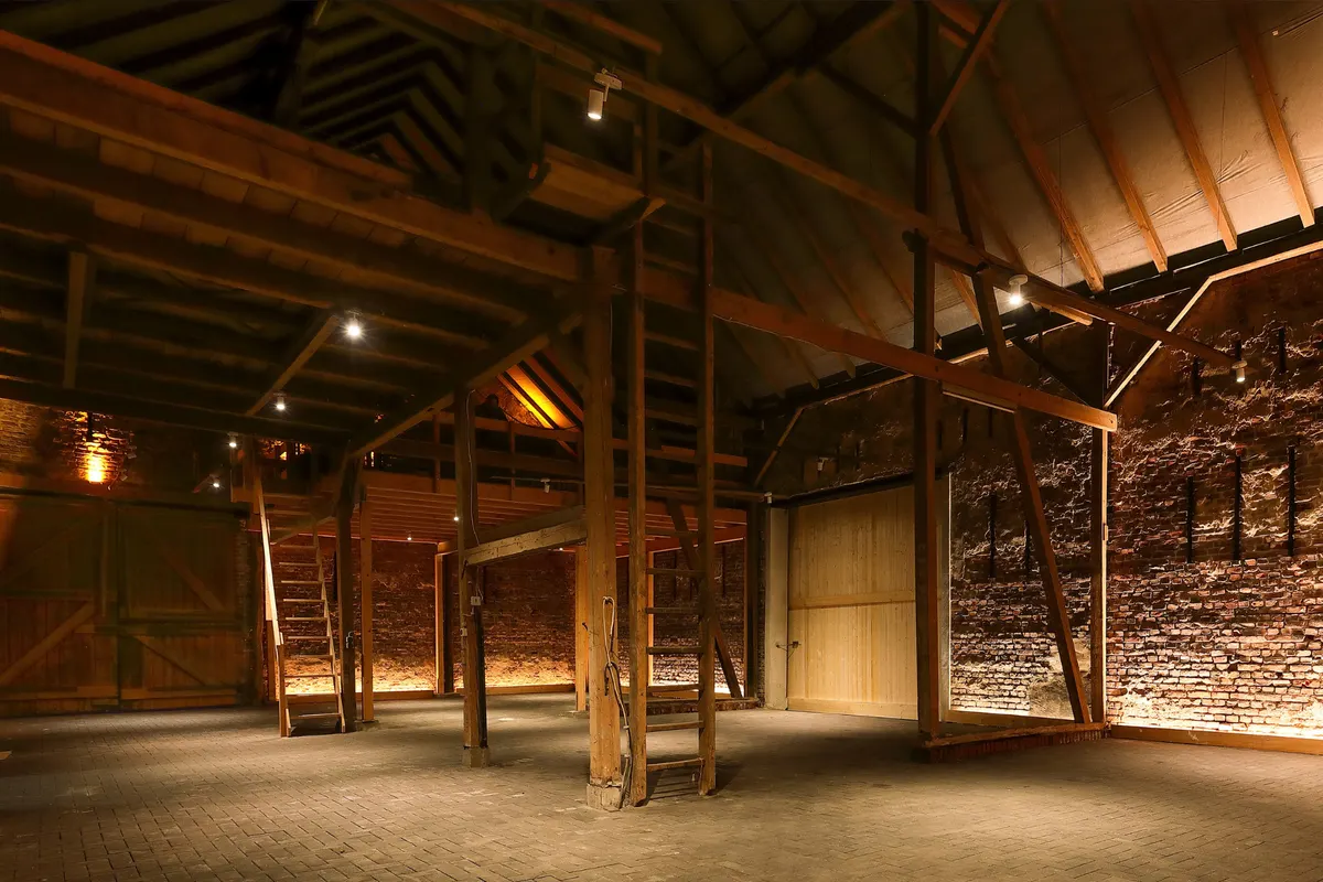 Scheune mit Holzgerüst und Wandlicht mit dem Lichtkonzept von Moreno