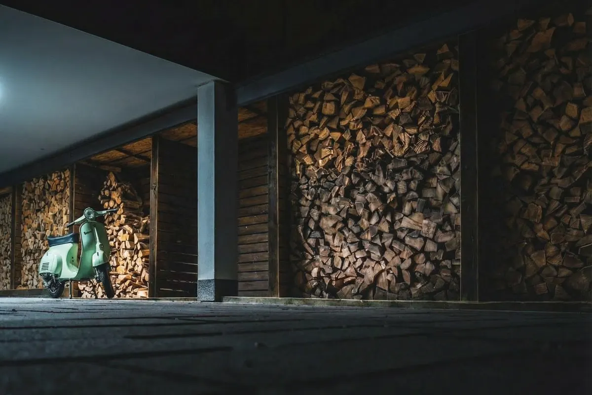 Einfahrt mit Holzlager ohne das Lichtkonzept
